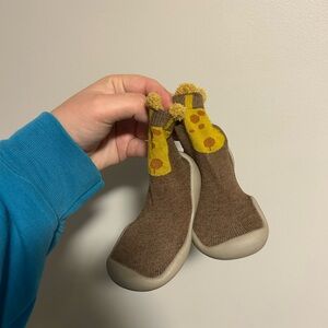 Infant 6 brown & yellow giraffe sock shoe